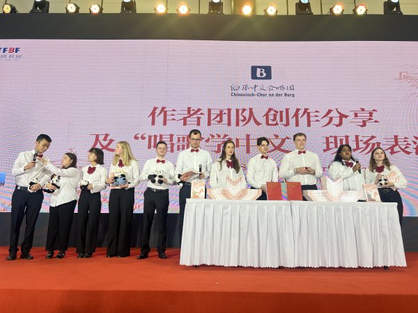 弘盛配资 外国人写非虚构，向世界讲述生动真实的中国